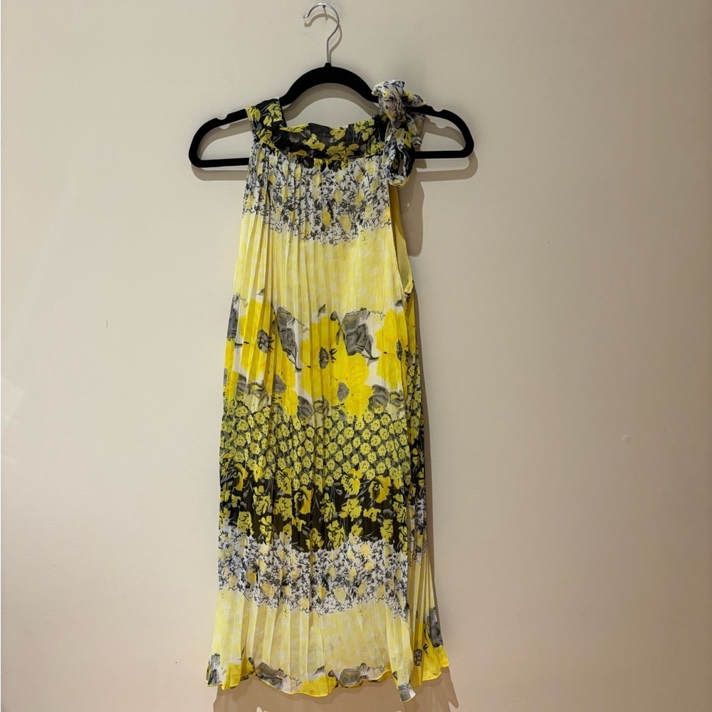 Floral Yellow and Black Pleated Dress - Picture 2 of 3